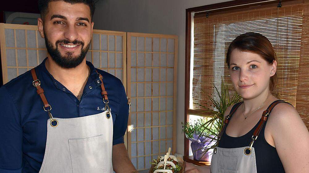 Abnoub Shenouda und Nicole Decleva präsentieren stolz ihre Essenskreation. 