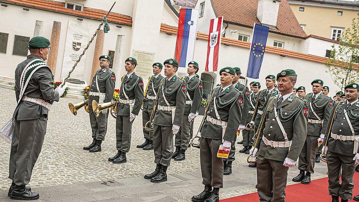 Die Militärmusik nahm im Landhaushof Aufstellung 