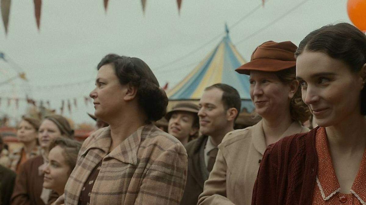 Hintergründig: Rooney Mara (rechts) in Guillermo del Toros Tingeltangel-Thriller &quot;Nightmare Alley&quot;