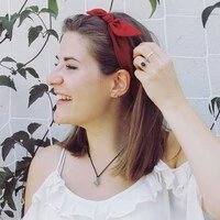 Darf's ein Haarband sein? Michaela Perner fertigt Neues aus Altem