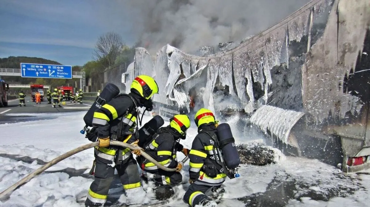 Spektakulärer Einsatz für die Feuerwehren auf der A9