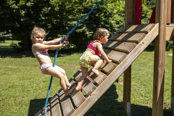 Alina (3) und ihre kleine Schwester Sajra (1) können sich auf dem Spielplatz richtig austoben.