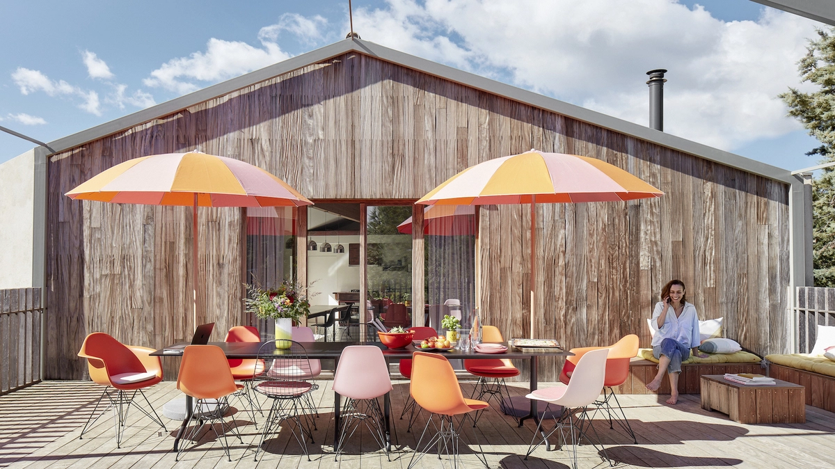 Vitra präsentiert die Plastic Chairs von Charles und Ray Eames gewohnt bunt