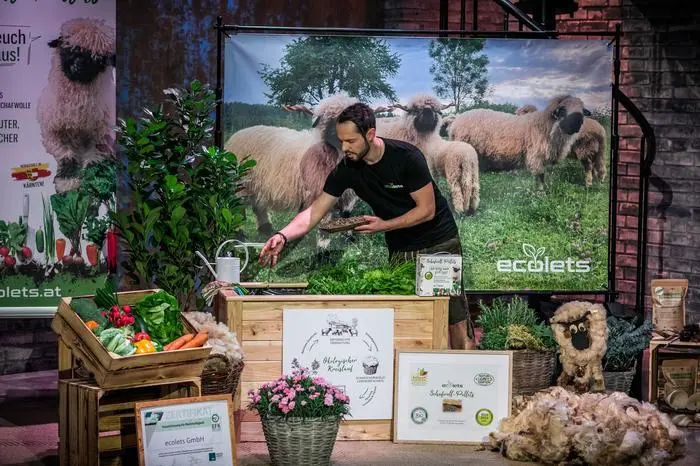 Weitschacher bei der Vorführung der Pellets in der Praxis 