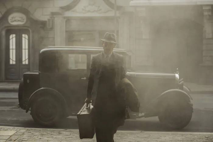 Aber das ist nur ein Aspekt von "Babylon Berlin": Das Regie-Trio Tykwer, Handloegten und von Borries, das auch gemeinsam für die Drehbücher verantwortlich zeichnet, lässt sich nämlich weder hetzen noch auf einen Handlungsstrang einschränken.