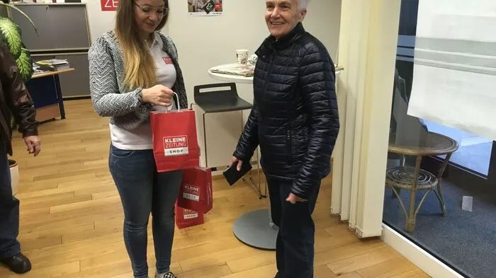 Antonia Brunnader überreicht Rosa Strahlhofer die Osterjause.