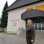 Maria Ramšak vor der Wahlnuss-Schule in Edling