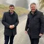 Landesrat Martin Gruber mit Bürgermeister Leopold Astner (rechts) auf der L 26 Paßriacher Straße 