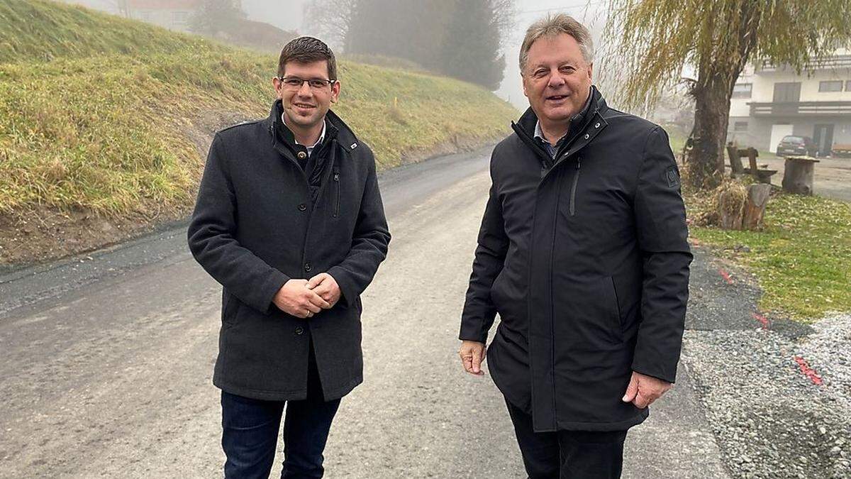 Landesrat Martin Gruber mit Bürgermeister Leopold Astner (rechts) auf der L 26 Paßriacher Straße 