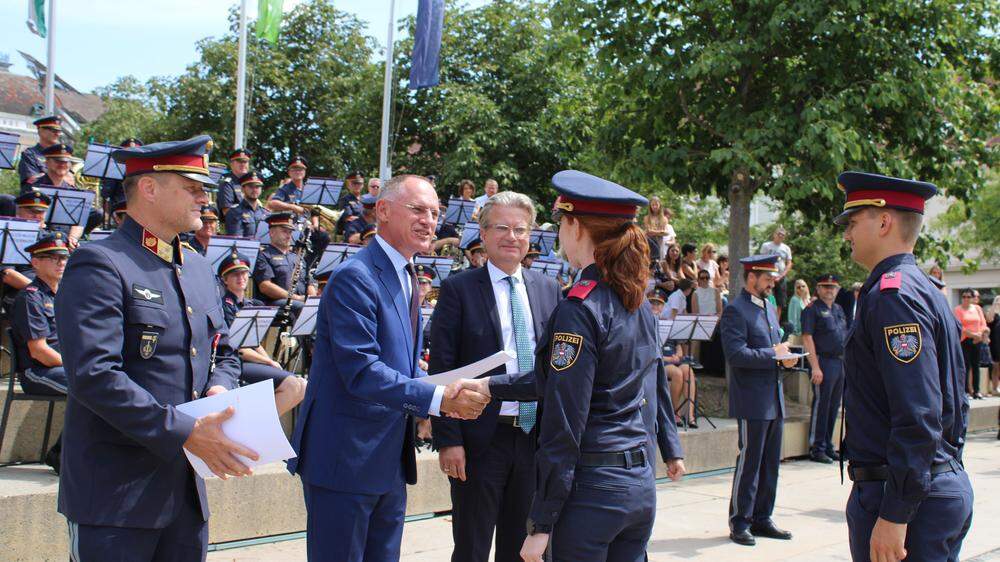 Innenminister Gerhard Karner und Landeshauptmann Christopher Drexler verliehen die Dekrete an die Polizistinnen und Polizisten