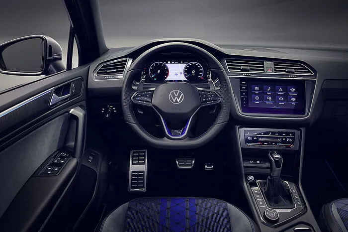 Im Innenraum bekommen wir digitale Armaturen und neue Infotainment-Systeme zu sehen, die einen großen Umfang an neuen Stückln spielen. Und ein Touch-Modul, über das man die Klimafunktionen, die Sitz-, Heck- und Frontscheibenheizung steuert.