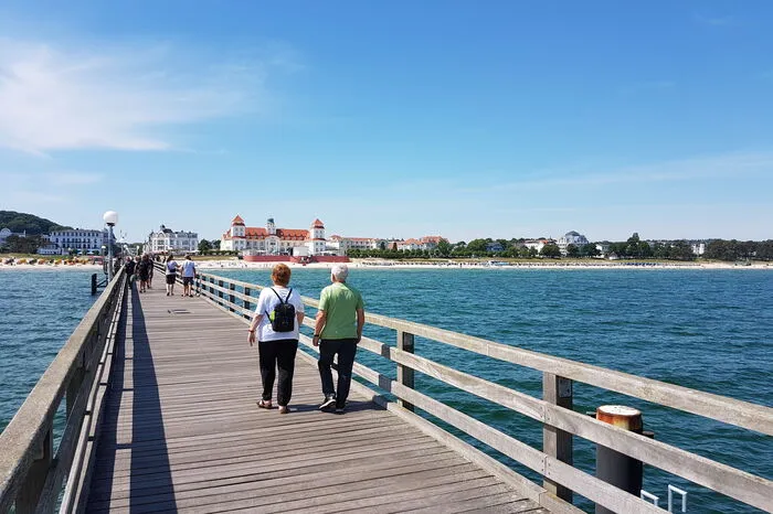 Ebenso berühmt ist das Ostseebad in Binz. Die Stadt ist deutlich größer und es gibt eine ausgedehnte Strandpromenade, auf der sich ein Gründerzeit-Haus ans andere reiht.