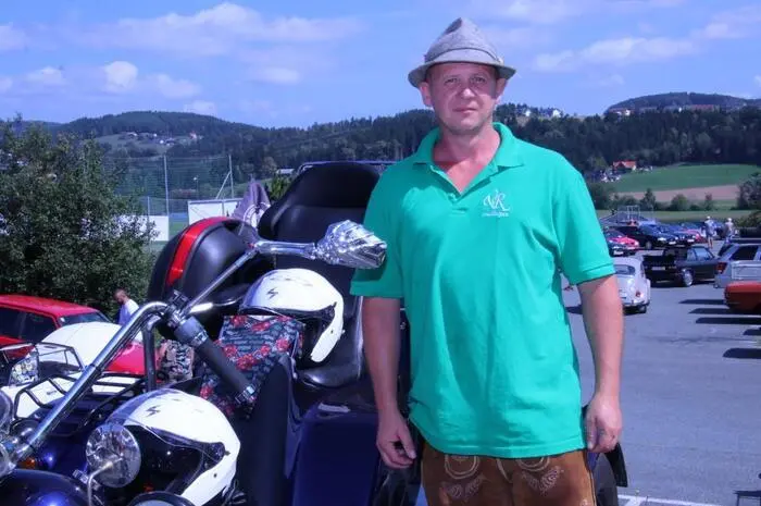 ... das war das zehnte Vehikeltreffen, zu dem die „Vehikelfreunde Stallhofen“ mit Obmann Klaus Gütl an der Spitze bei prächtigem Wetter in das Freizeitzentrum geladen hatten.
