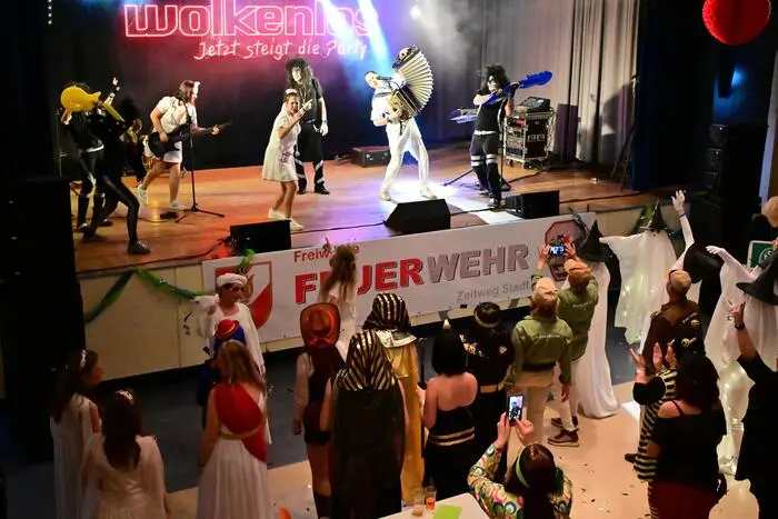 Kaum hatte man die Pforte des Volksheims für die Faschingsparty geöffnet, gab es Feueralarm. Ein Wohnungsbrand im Bessemerfeld konnte aber rasch gelöscht werden.