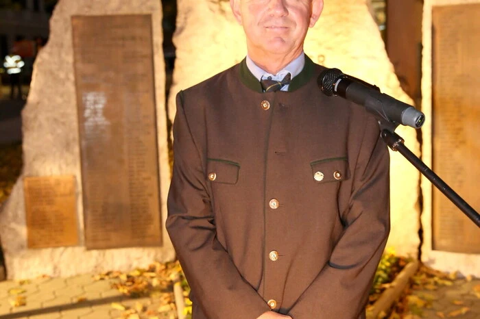 KAB-Ortsobmann Gerhard Herbst (Foto) konnte nach dem Fackelzug durch die Innenstadt beim Volksabstimmungs-Denkmal am Oktoberplatz unter anderen Bürgermeister Gerhard Mock mit seinen Stellvertretern Martin Kulmer und Rudi Egger willkommen heißen. 