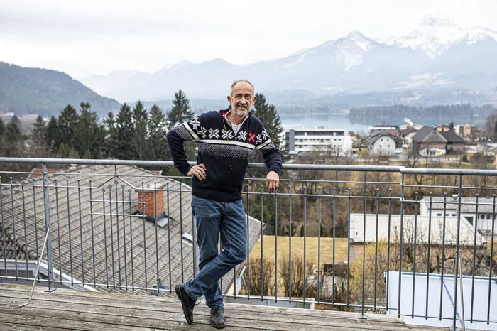 Gerhard Stroitz schwärmt vom Blick auf den Faaker See und die Karawanken