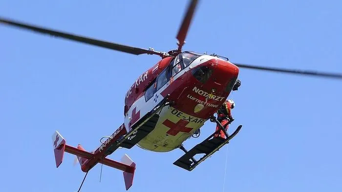 Das Team des Notarzthubschraubers RK 1 versorgte die Verletzte