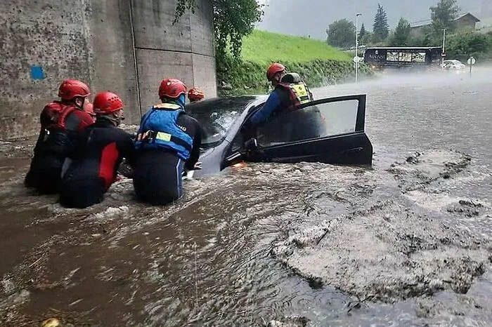 Die Wasserrettung musste zu Hilfe kommen, so dramatisch war die Situation.