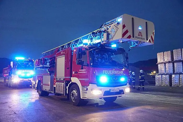 An dieser groß angelegten Übung waren sieben Feuerwehren sowie das Rote Kreuz beteiligt. Unter der Führung von Abschnittskommandant René Bittner und dem Einsatzleiter Bernhard Reinwald bewältigten 92 Einsatzkräfte mit 21 Fahrzeugen die Übungsszenarien.