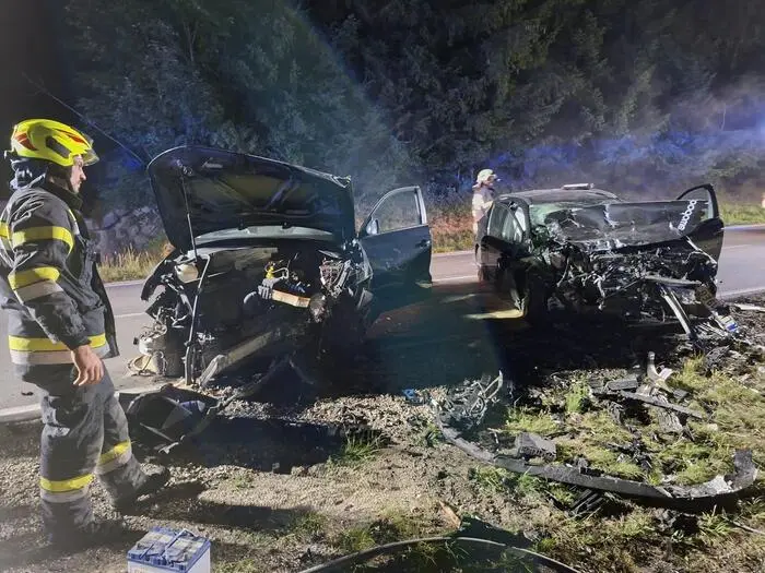 Die Verletzten mussten von den Einsatzkräften aus den Wracks befreit werden