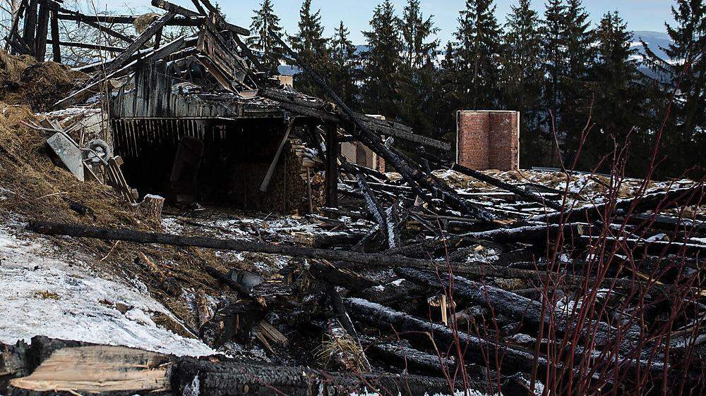 Das vollständig niedergebrannte Wirtschaftsgebäude, einer der vier Brandorte in Birkfeld