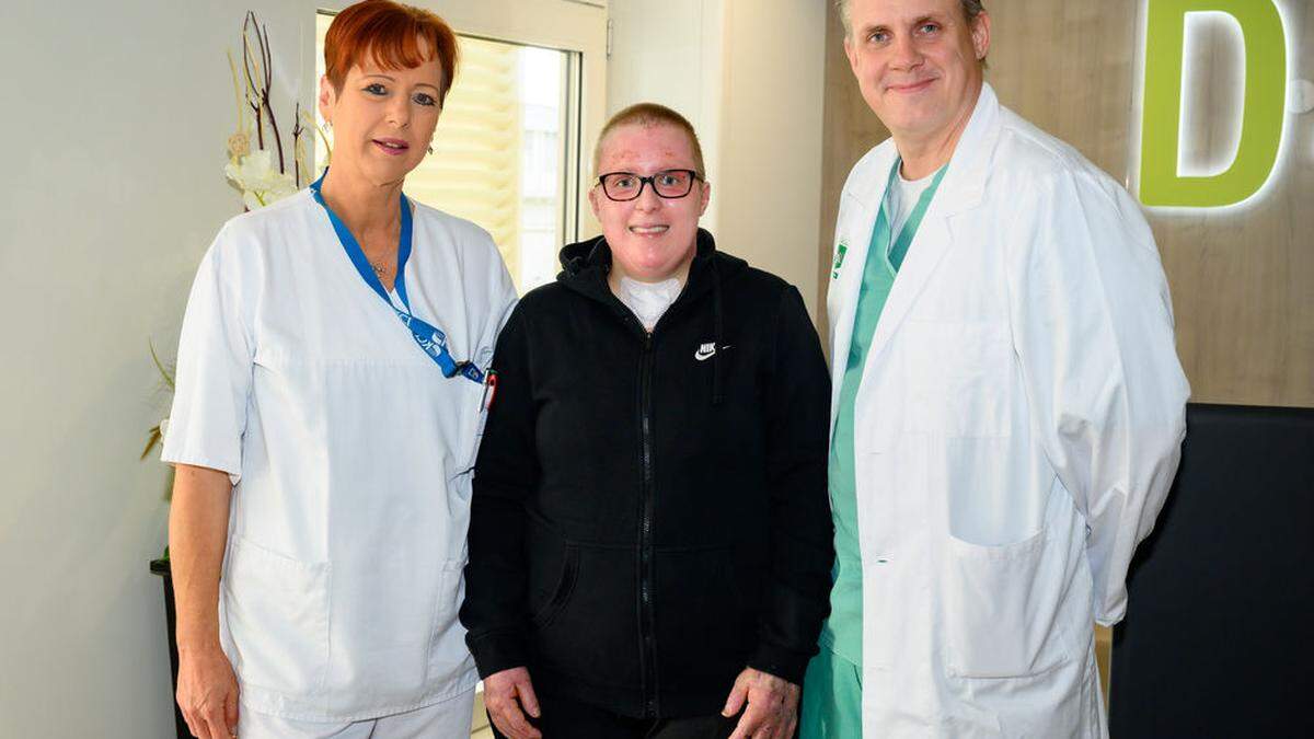 Diplomkrankenspflegerin Eveline Krobath und Mediziner Lars-Peter Kamolz, Leiter der Klinische Abteilung für Plastische, Ästhetische und Rekonstruktive Chirurgie, mit der Kärntnerin