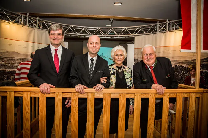 Für die Ausstellung hat Kurator Andreas Kleewein auch Pyramidenkogel-Souvenirs zusammengetragen. Viele Keutschacher steuerten Leihgaben bei. Adelheid Paulitsch – sie war lange Betreiberin des Souvenirgeschäftes – stellte aus ihrem Privatarchiv Filmaufnahmen zur Verfügung. Sie zeigen unter anderem den norwegischen König Olav V. bei einem Besuch des Turmes 1966.