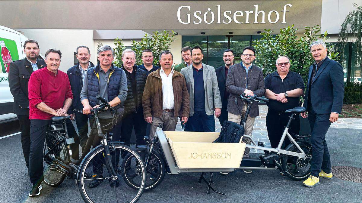 Die Raabtal-Radlwirte, Sponsoren und Bürgermeister entlang des R11 Raabtal-Radweges freuen sich auf den Auftakt am 1. Mai