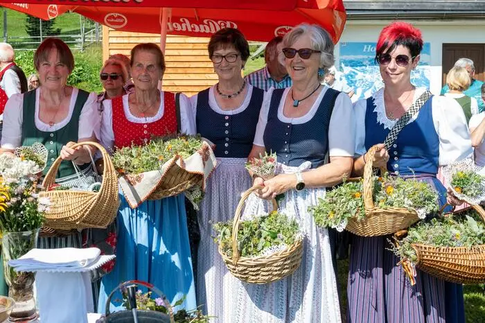 Trachtenfrauen mit den Kräutersträußen nach der Kräutersegnung.