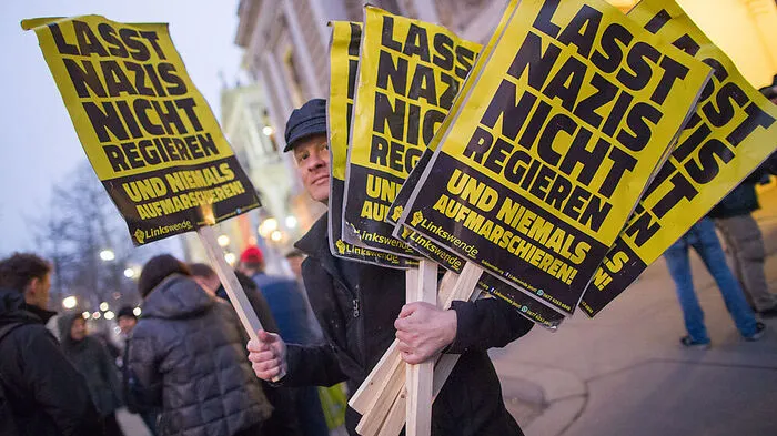 Die Demonstrationen gegen den von der FPÖ ausgerichteten Akademikerball in der Wiener Hofburg sind am Freitagabend gegen 21.30 Uhr ruhig zu Ende gegangen.
