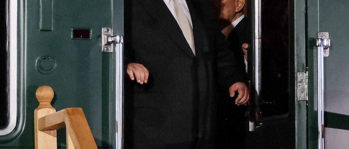 Der nordkoreanische Machthaber Kim Jong-un ist offiziellen Angaben zufolge auf seinem Weg zu einem Treffen mit Kremlchef Wladimir Putin in Russland eingetroffen