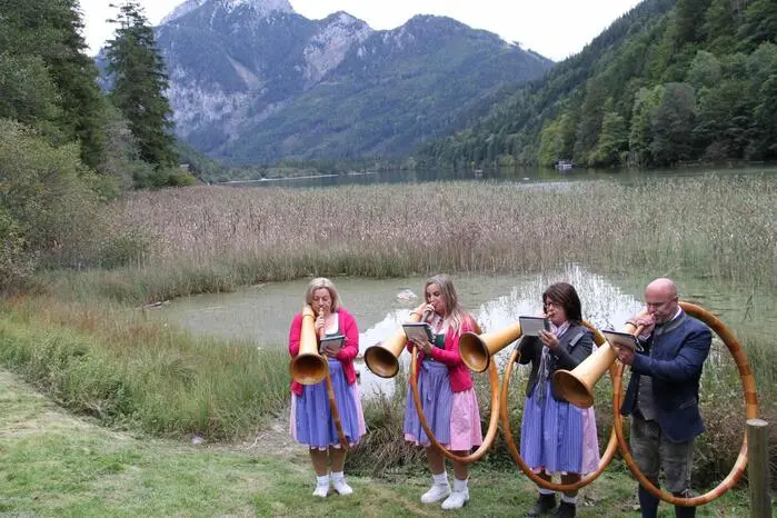 Dann waren 18 Musikformationen im Einsatz und zauberten rund um den und auf dem Leopoldsteinersee mit echter Volksmusik eine wunderbare Klangwolke.
