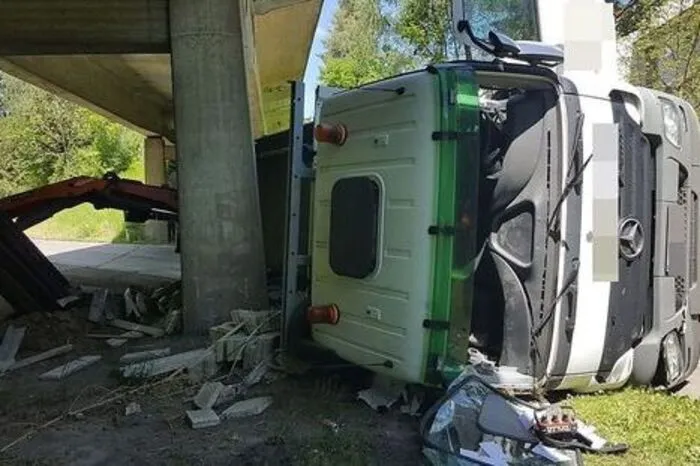 Das Rote Kreuz Bruck-Mürzzuschlag musste Freitagmittag ausrücken, weil ein Lkw im Bereich Schirmitz in eine Brücke gekracht war. Mehr dazu.  