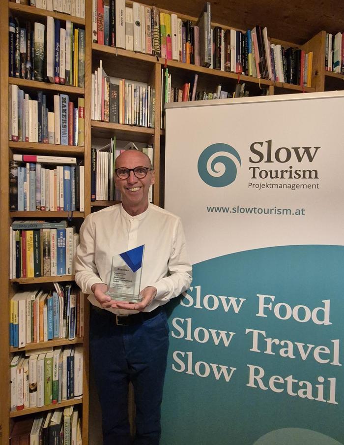 Eckart Mandler mit dem Preis von EU Business News Magazine für Slow Travel