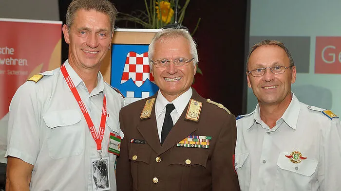 Landesbewerbsleiter Johannes Matzhold, Feuerwehrpräsident Albert Kern und der goldene Franz Fink