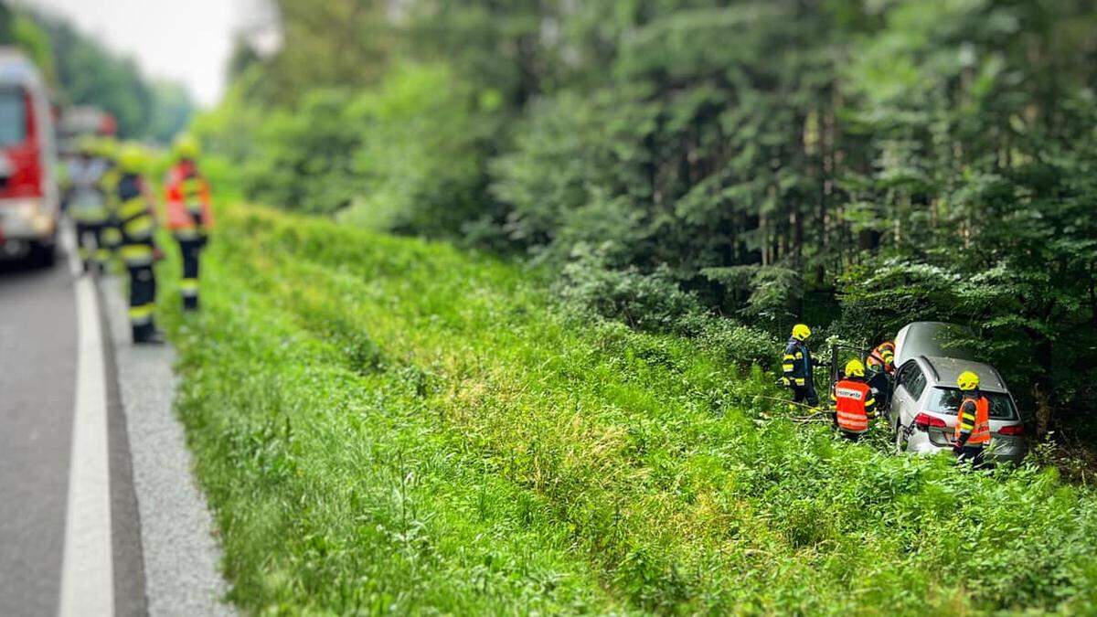 Der Lenker kam wohl aufgrund eines medizinischen Zwischenfalls von der Straße ab