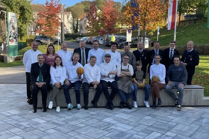 Eine rund 60-köpfige Jury verkostete und bewertet die zehn vorselektierte Kürbiskernöle nach strengsten Kriterien.