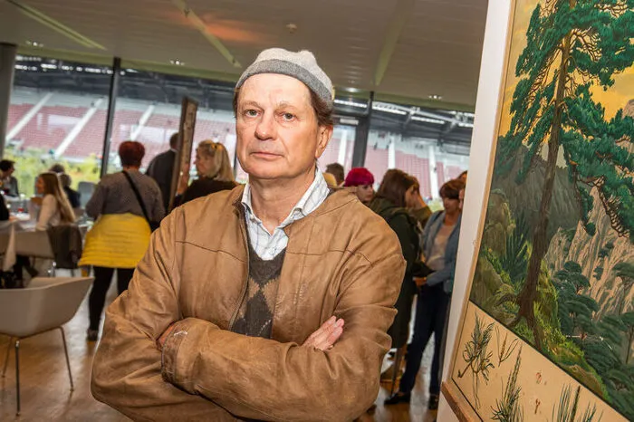 „Ich hätte nicht gedacht, dass man nach Beuys die Kunst neu erfinden kann. Aber es ist hier gelungen“, sagt Schriftsteller Josef Winkler. Es sei eine „einzigartige“ Installation, die genau im richtigen Augenblick umgesetzt werde, wo laufend über unsere Welt, die Umwelt, berichtet wird.