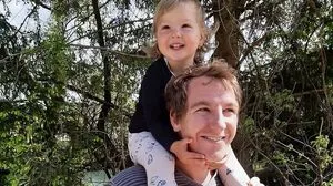 Jakob Krall mit seiner kleinen Tochter 