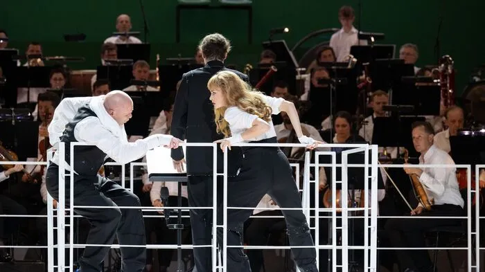 Eher untypisch viel Aktion der Sänger: Bo Skovhus und Vera-Lotte Boecker