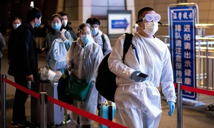 Sie sind erleichtert, weil sie Wuhan endlich verlassen können. 