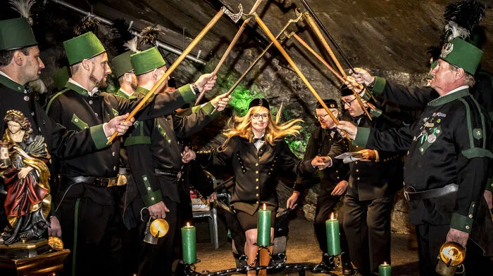 Im Anschluss an den ökumenischen Gottesdienst nahm mit dem traditionellen Sprung über das Arschleder wieder zwei Anwärter symbolisch in den Bergmannsstand auf.