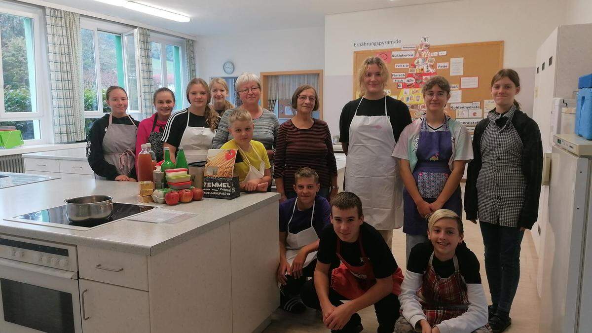Die Schulkinder lernten gemeinsam mit Senioren über nachhaltiges Lebensmittelmanagement