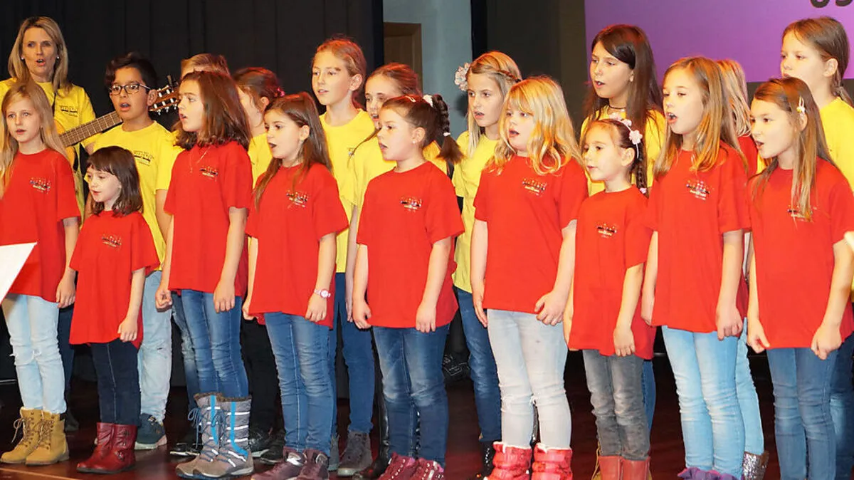 Die Kinder der Volksschule West sangen für die 250 Gäste