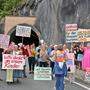 Protest vor dem Tunnel in Hallstatt