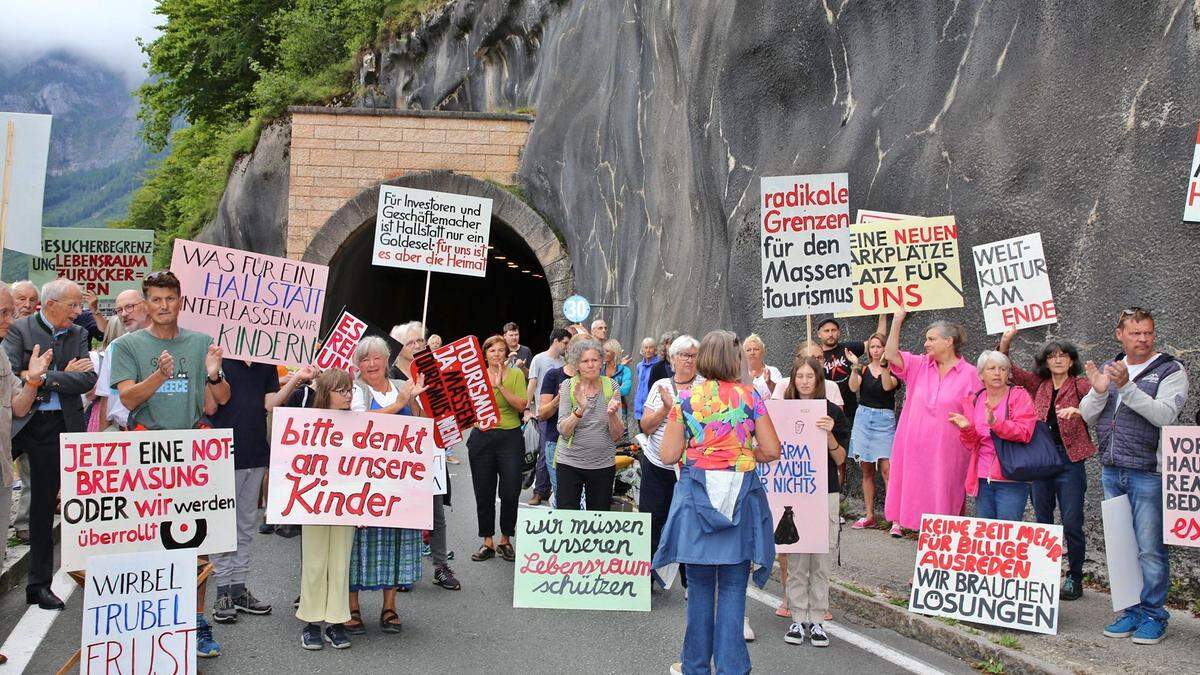 Protest vor dem Tunnel in Hallstatt