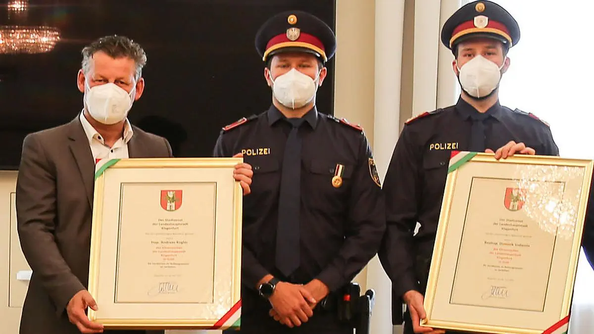 Bürgermeister Christian Scheider ehrte die Inspektoren Andreas Kogler und Dominik Sodamin.
