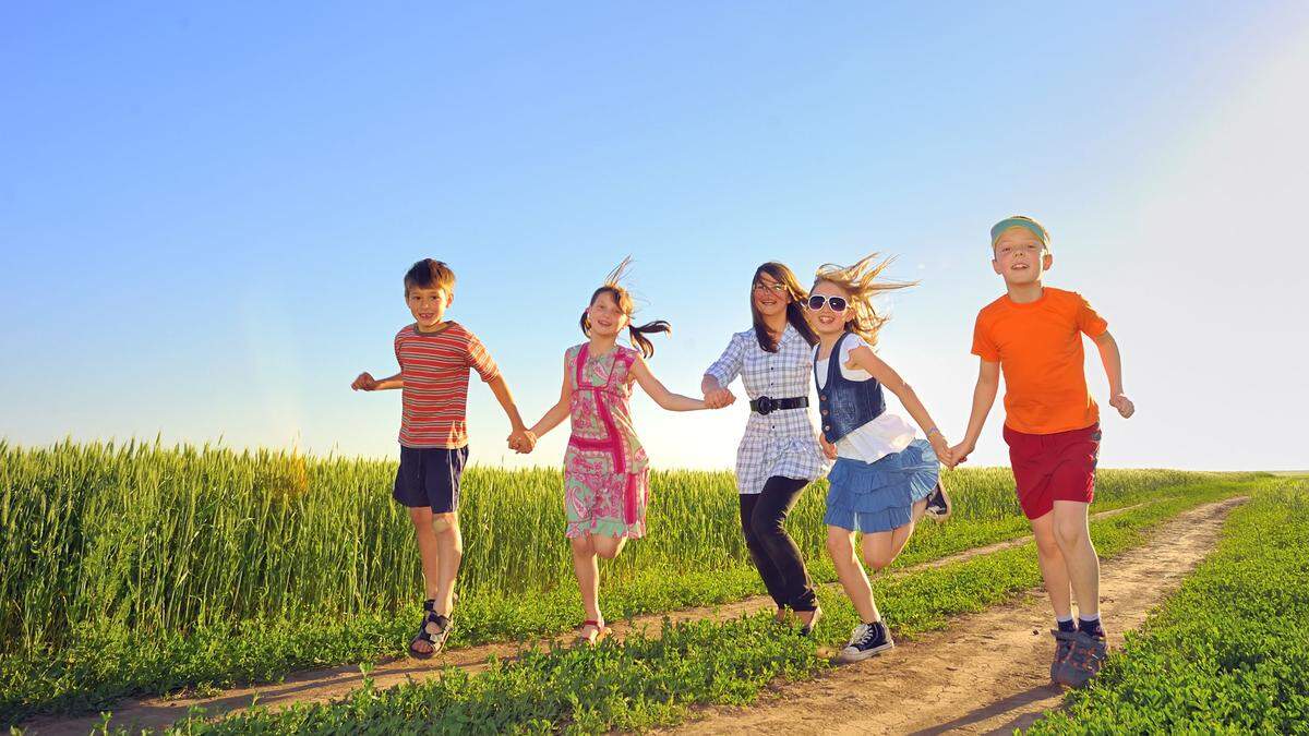 Kinder mit und ohne Behinderung können sich in Sommercamps vergnügen.