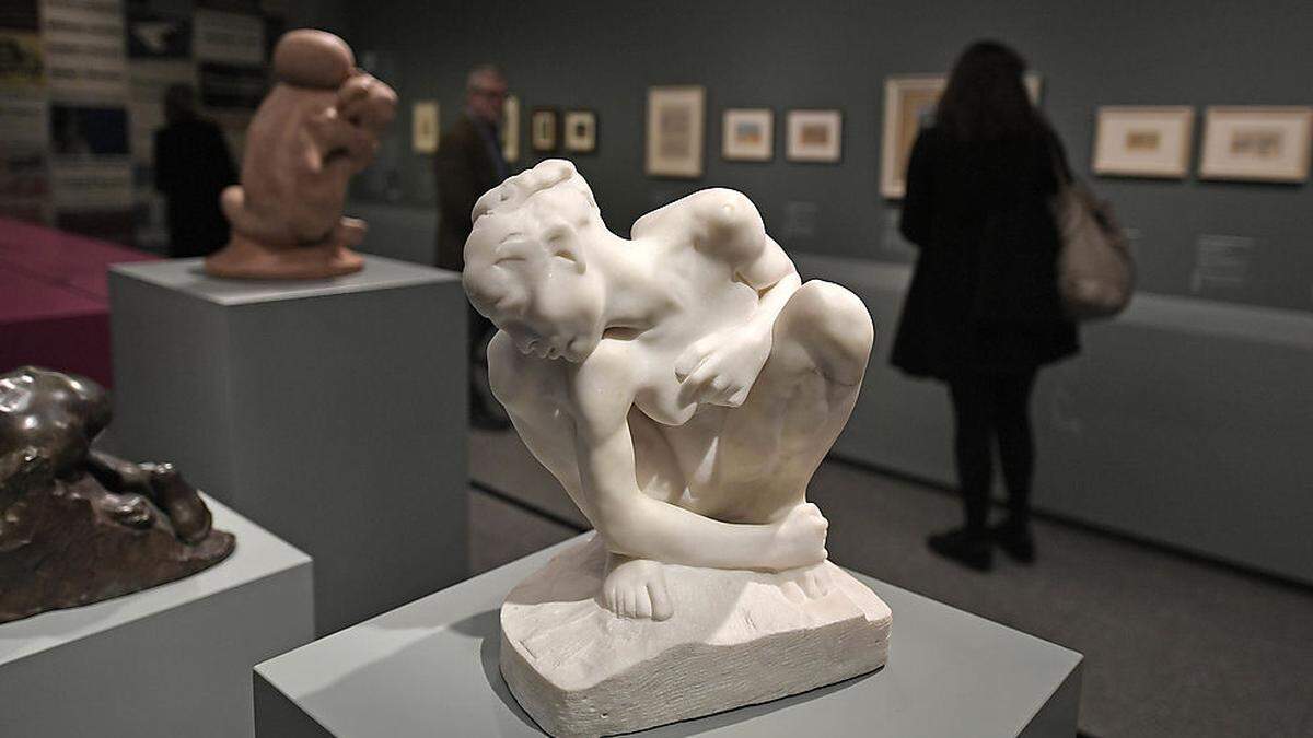 Eine Skulptur von Rodin und andere Objekte der Gurlitt-Sammlung. Teile davon waren bereits in Bonn und Bern zu sehen 