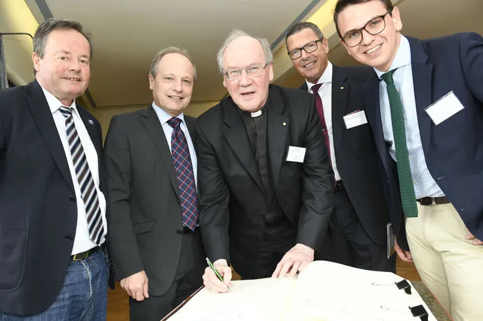 Bürgermeister Johann Schuster, Albert Kreiner, Bischof Alois Schwarz, Alfons Helmel und Philipp Kappler (von links) beim Eintrag ins Goldene Buch der Marktgemeinde